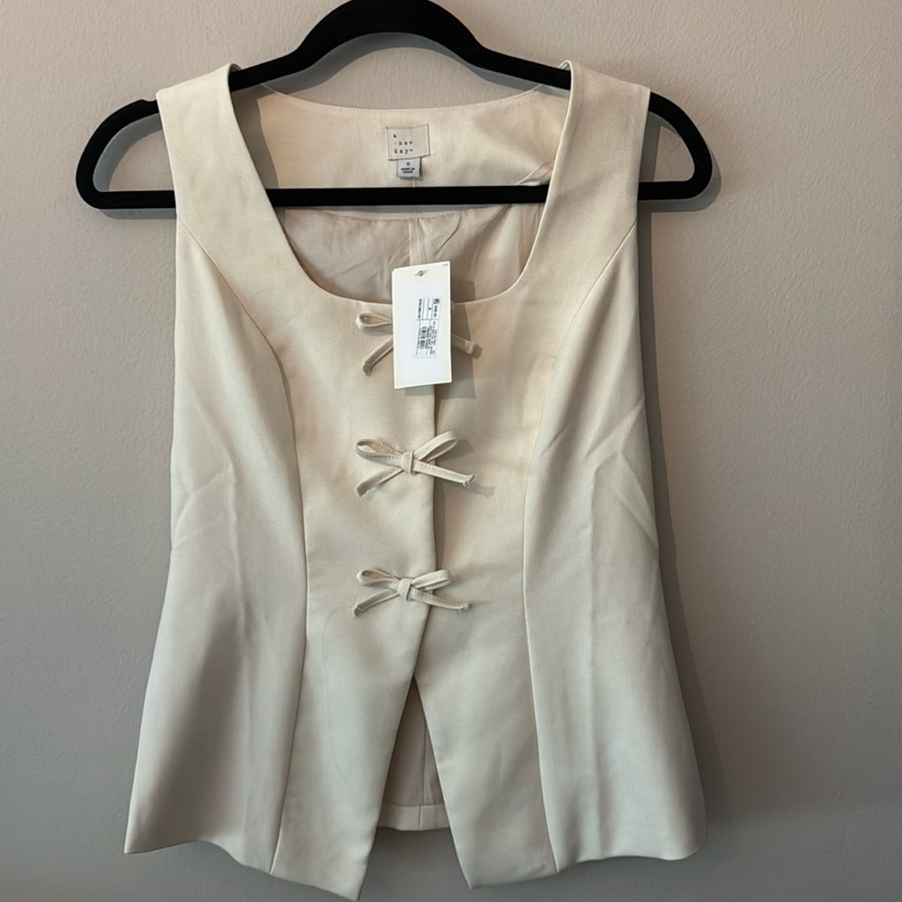 A new day beige vest with bows